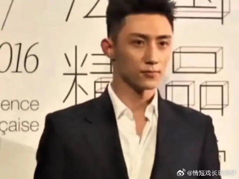 西装笔挺眉眼锋利，少年意气藏不住的帅气