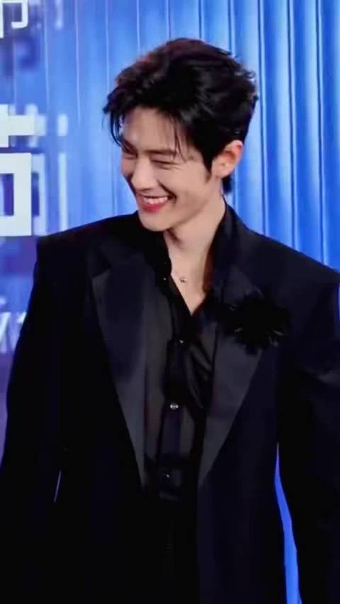 肖战获大影节影帝，成同代唯一影视双帝