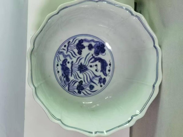 霁红映青花，宣德臻品传——大明宣德年制霁红釉青花鱼藻纹花口碗品鉴