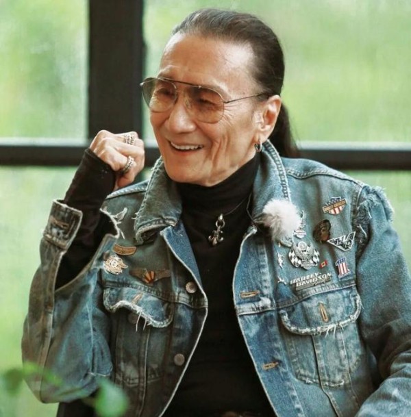 89岁谢贤坐轮椅拄拐杖现身太平山顶，身形消瘦状态引热议