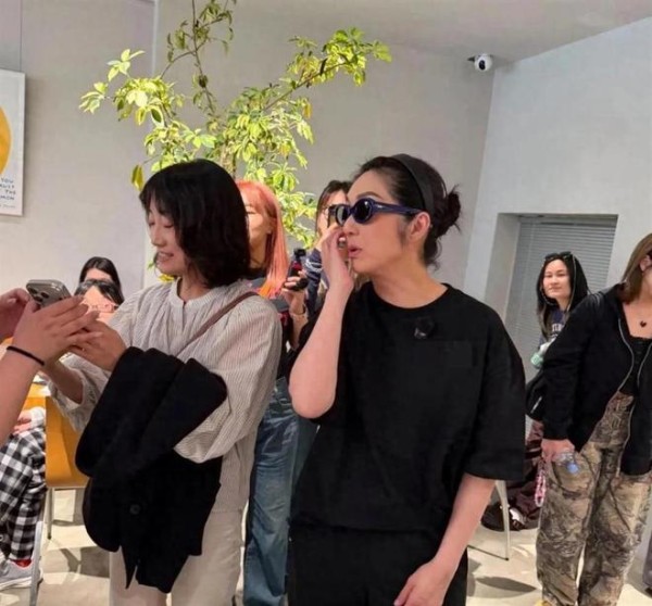 52岁杨千嬅在杭州咖啡馆被偶遇，个子挺矮的，身材微胖