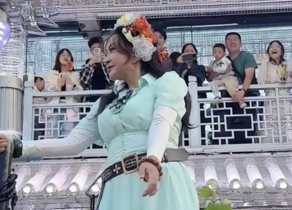 刘晓庆太累拒绝互动惹热议，本人回应：把我当熊猫，观赏就行