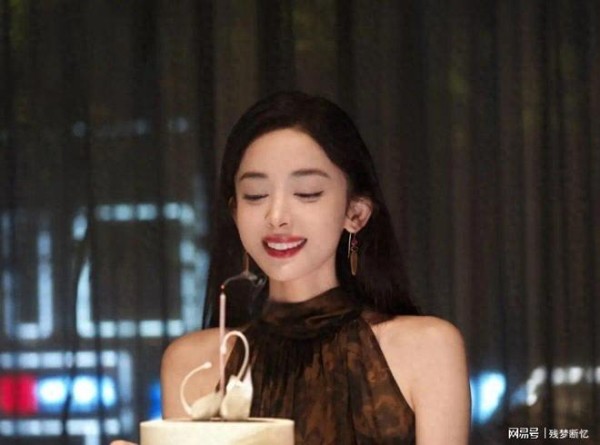 古力娜扎晒34岁生日照，和妈妈同框太惊艳，简直复制粘贴