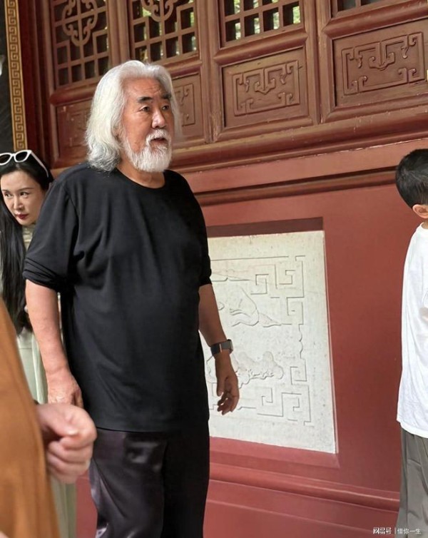 75岁张纪中携全家祈福，满头白发气场拉满，晚年生活太惬意