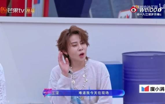  粉色裙摆温柔摇曳，王濛自带独特气场，轻松驾驭甜美元气造型