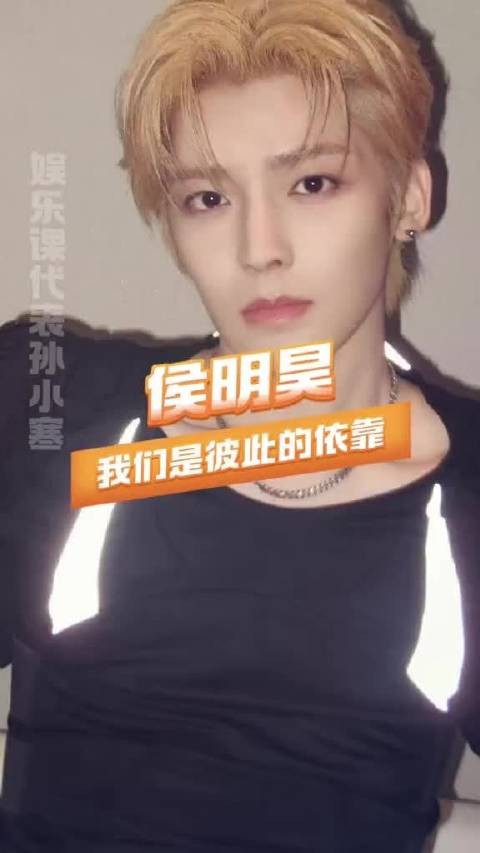 侯明昊亮相泸州银河左岸音乐节与粉丝深情互动