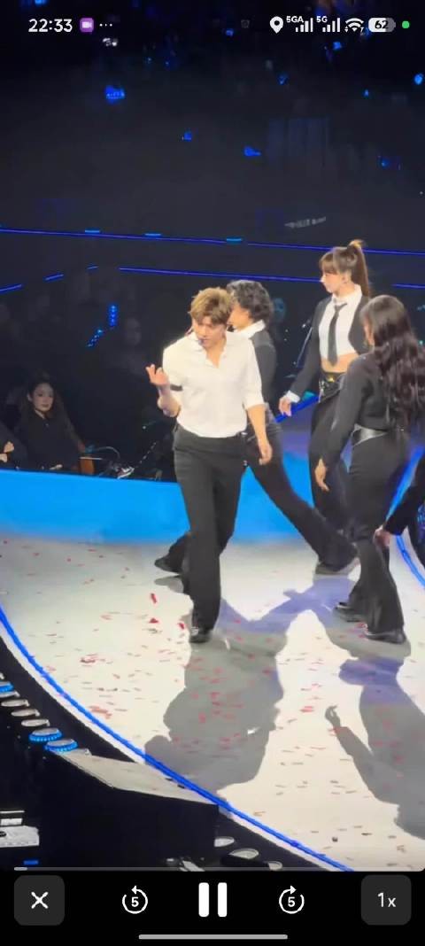 张杰谢娜角色互换，谢娜登台张杰带娃