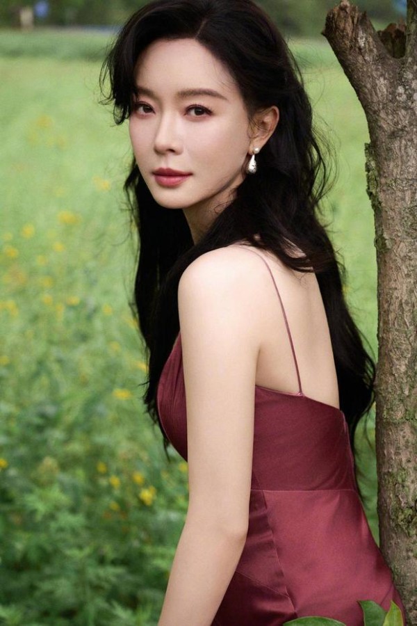 陈数绽放迷人笑容，好温柔。