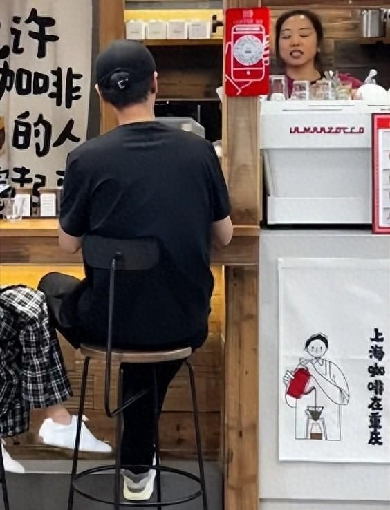 任重夫妻街头喝咖啡！41岁孙骁露小蛮腰少女身材，全程低头玩手机