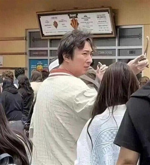 王思聪洛杉矶近照曝光！一身LV却白发驼背，原来钱真买不回心气儿