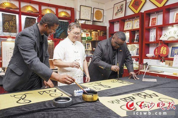 体验古法榨油 研习甲骨文书写