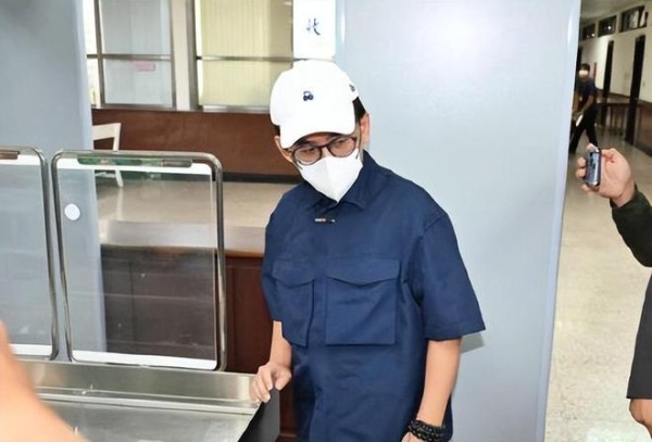 黄子佼获缓刑4年，无需入狱服刑，他偷笑着走出法庭