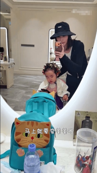 海哈金喜看着女儿充满爱意。
