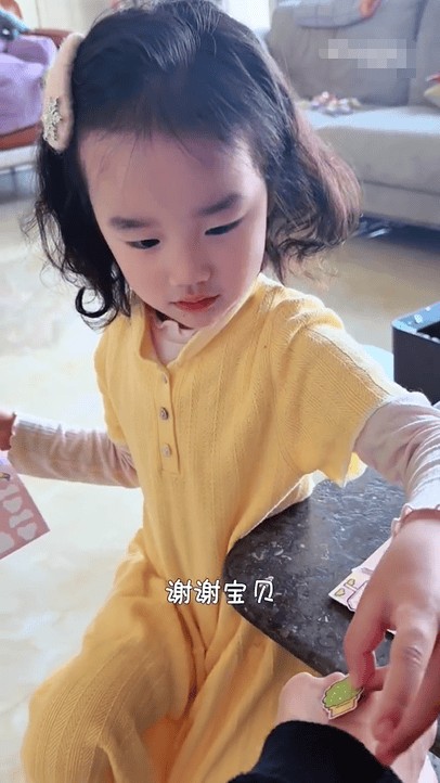 萌娃与妈妈互动。