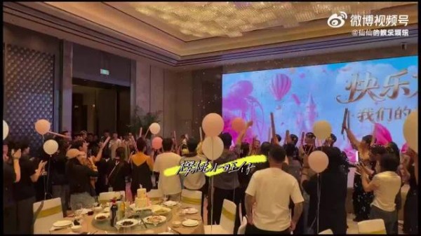 张杰谢娜庆功宴敬酒互动甜蜜