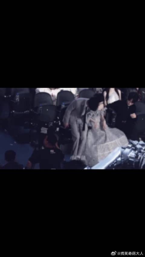 一前一后同步的默契不急不慢，他俩依然还是一样