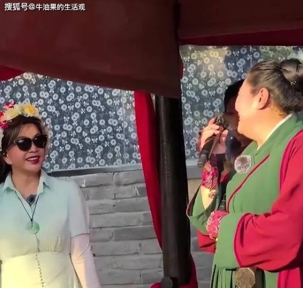 耍大牌,拒讲话,王婆情商甩她八条街 刘晓庆现身河南万岁山遭群嘲