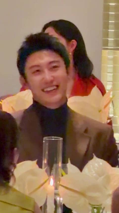 黄景瑜亮相晚宴内场状态松弛