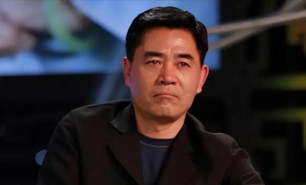 消失已久的陈宝国，近况曝光惹人揪心，43岁儿子成他的心病