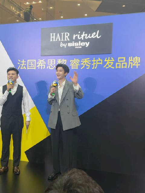 林沐然杭州人气,身着灰色西服亮相
