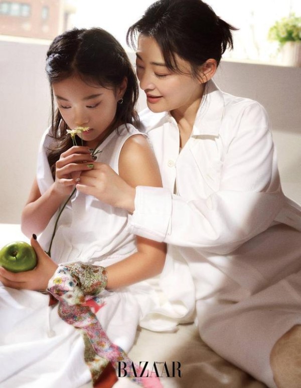 母女俩互动甜蜜。