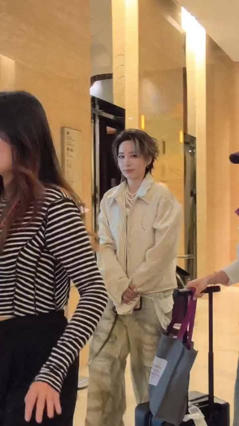 焦点选手！李斯丹妮出发录制第一天《巅峰对决》！ 你期待了吗？