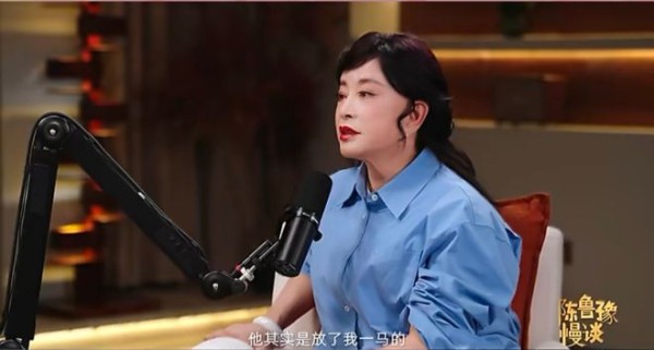 刘晓庆泪谢卓伟！那张“放我一马”的照片，藏着成年人的顶级体面