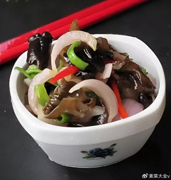 洋葱别炒肉了，搭配木耳简单一拌，清脆爽口，好吃又解腻