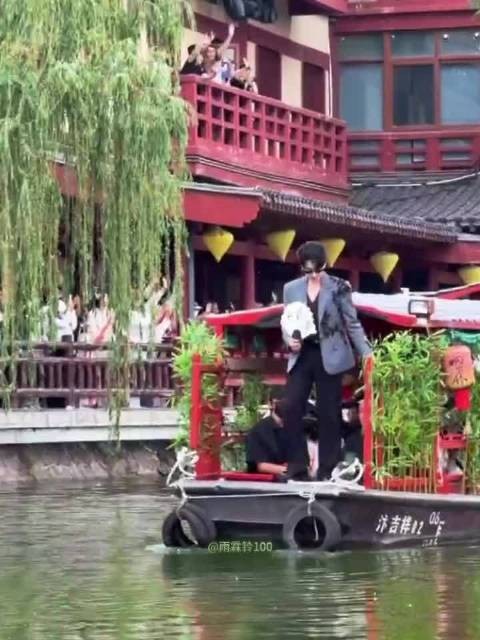 杨洋墨镜西装亮相开封，完美复刻展昭引爆现场