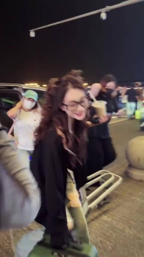 这个李小冉真的美得我滋哇乱叫，难道不生孩子真的抗老吗