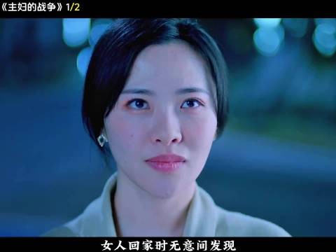 女人无意间发现，自己老公竟穿着一条裤衩，吊在邻居家阳台上
