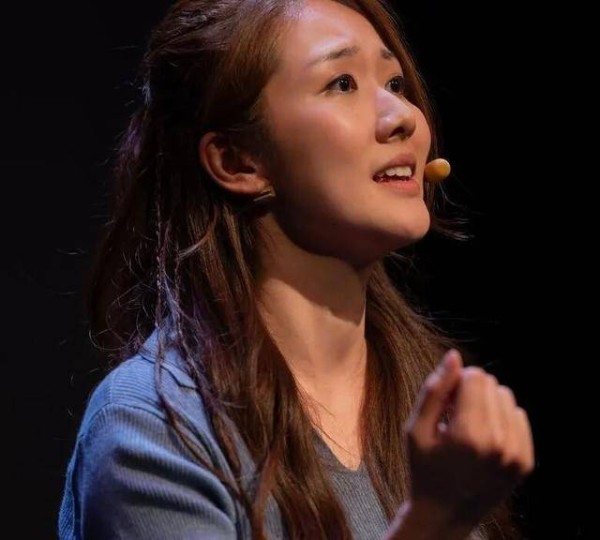 TVB前花旦离巢后首次演舞台剧，克服英文歌恐惧，观众感动落泪