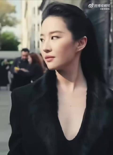 刘亦菲纽约G社生图曝光,入场对粉丝飞吻