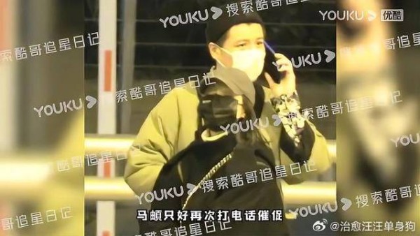 马頔李纯机场亲密互动，搂抱打闹同车回家