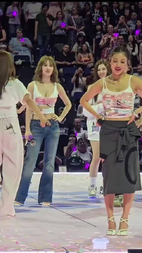 Twice演唱会上momo动作险伤朴志效膝盖