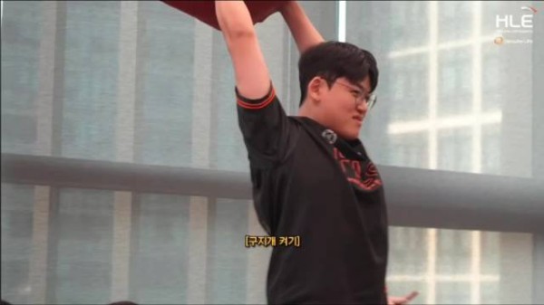 壮语伤人心 Gumayusi:我今天被鬼压床了 Zeka:是因为你长胖了才会这样
