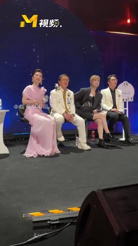 成龙李宇春听宋亚轩唱歌的反应 成龙竖起大拇指点赞
