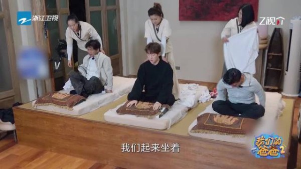 小伊芙爸爸叮嘱按摩老师别把垫肩按掉了