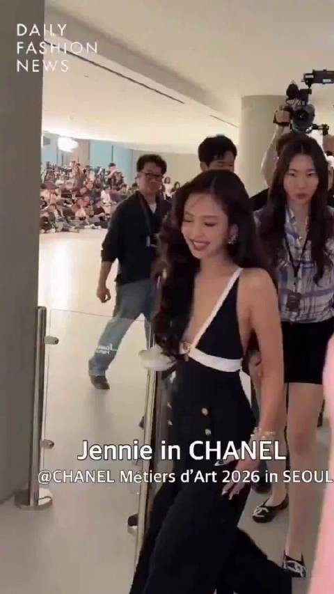 Jennie长卷发深V造型亮相香奈儿首尔大秀