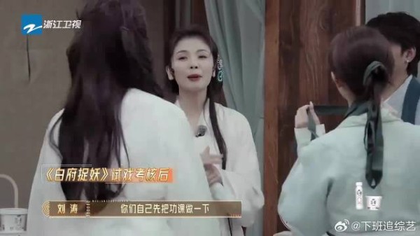 刘涛熬夜为剧本做批注，谁料年轻女演员不当回事，瞬间怒了：扣分！