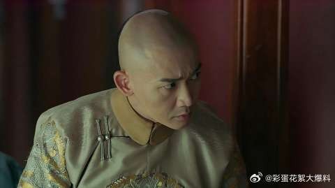 皇上偷偷进了延禧宫，发现房里没有炭盆，璎珞还在绣字