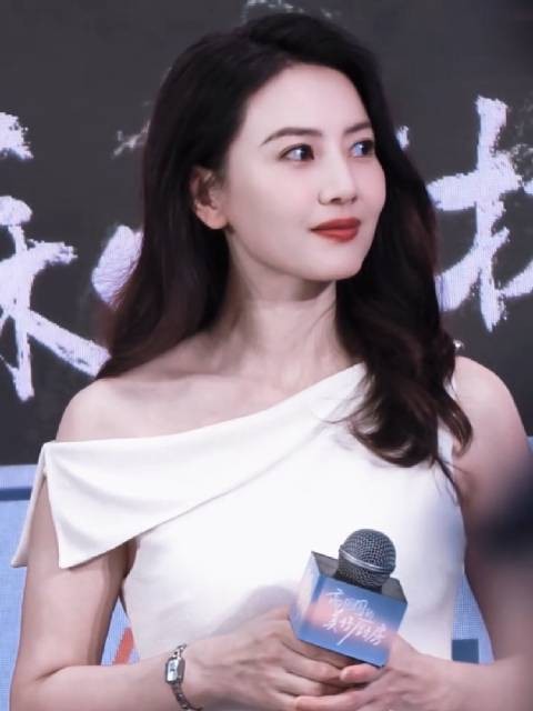 高圆圆出席活动这状态，真是岁月从不败美人啊