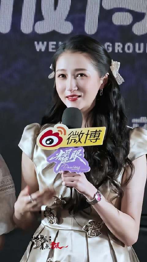 关晓彤自曝甜妹穿搭秘诀,哑嗓夹音更显可爱