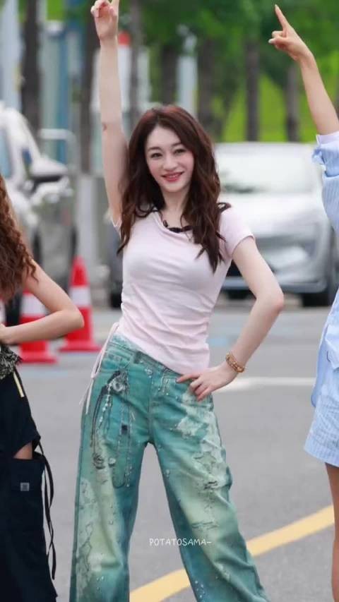 李小冉晒四公队友合照，将演绎普通disco