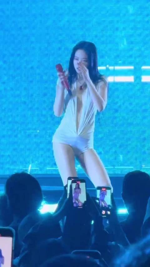 Jennie白衣舞台演绎水火交融舞蹈