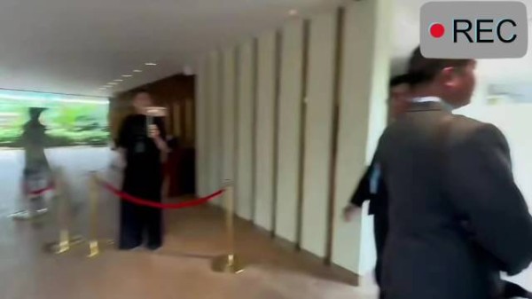菲防长绕后厨躲避中方记者提问