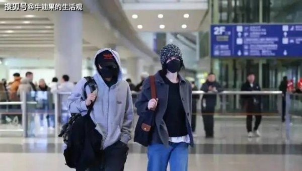 锋菲机场合体撒狗粮 甜笑撒娇尽显可爱,宠溺眼神诠释真爱