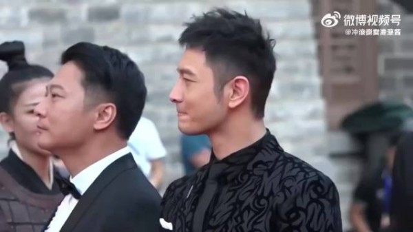 白百何是真漂亮,就连黄晓明都没忍住偷瞄了一眼