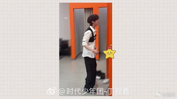 镜头追着抓拍,他忙着躲闪,画面趣味十足