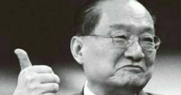 金庸为什么如此痛恨雍正皇帝?只因一场文字狱,查家惨遭灭门之灾